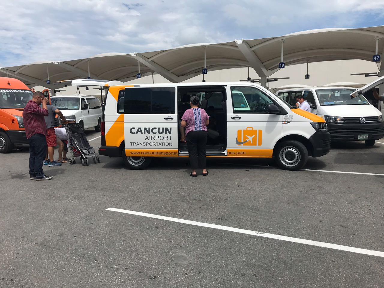 Family being picked up at Cancun Airport by Private Transfer